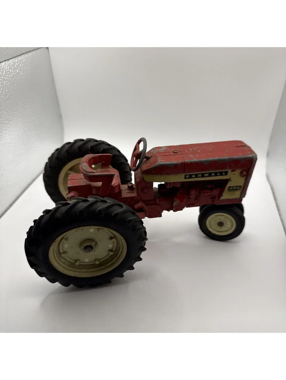 ERTL IH FARMALL 404 TRACTOR WHITE RIM NARROW FRONT